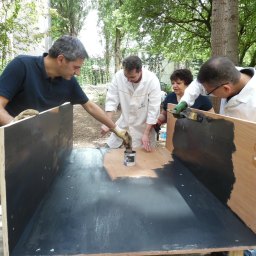 15 salariés solidaires + 4 heures = un séchoir pour aromatiques !